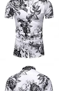 Lässiges Kurzarmhemd für Herren mit stylischem schwarz-weißem Rosen-Blumenmuster.