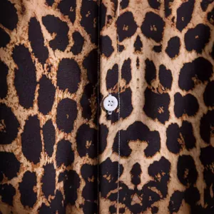 Camisa de manga corta para hombre con estampado de leopardo y cierre de botones.