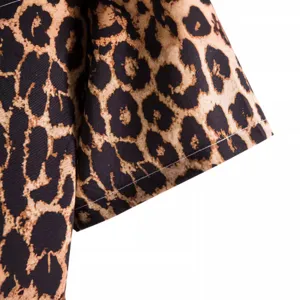 Camisa de manga corta de hombre con estampado de leopardo tendencia moda detalle