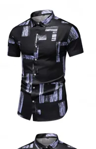 Lässiges Herren Kurzarmhemd im Sommer schwarz mit violettem abstrakten Druck, bequem.