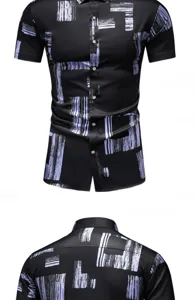 Herren Kurzarm Freizeithemd mit stilvollem abstrakten lila Pinselstrich Muster Detail.