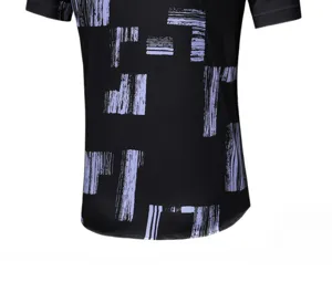 Herren Sommer Kurzarm Hemd in Schwarz mit lila abstraktem Muster für Alltag.