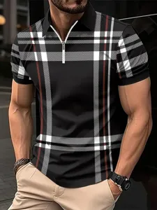 Vue de détail du polo zippé à manches courtes pour homme avec un motif à carreaux.