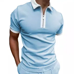 Polo casual de hombre de manga corta con cremallera y cuello en contraste moderno.