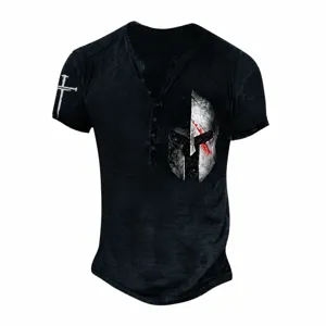 Gros plan détaillé de l'impression numérique 3D du casque de spartiates sur le t-shirt Henley.
