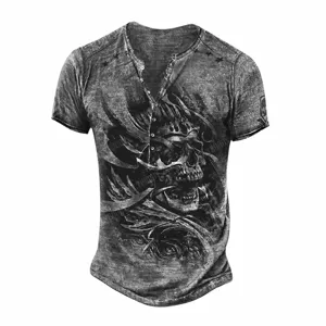 T-shirt manches courtes Henley gris délavé vintage pour homme avec motif crâne 3D style rue.