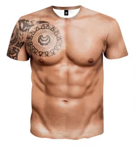 Gedetailleerd overzicht van 3D spierborstprint en stam-tatoeage op heren novelty t-shirt.