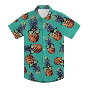 Nahaufnahme des bunten 3D Ananas-Drucks und der kurzen Ärmel Details dieses Sommerhemdes.