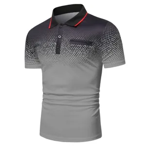Vista detallada de polo para hombre de manga corta con patrón de puntos degradados y cuello.