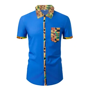 Vista detallada del cuello con estampado geométrico étnico de esta camisa azul para hombre.