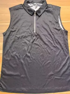 Gros plan détaillé d'un polo sans manches noir uni pour homme avec col et fermeture éclair.