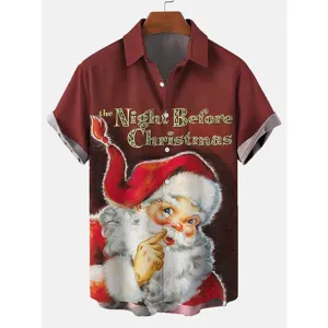 Vista detallada de camisa informal de manga corta para hombre con estampado navideño vintage.