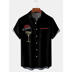 Detalle camisa casual de hombre manga corta con estampado copa de vino Navidad 3D moda.