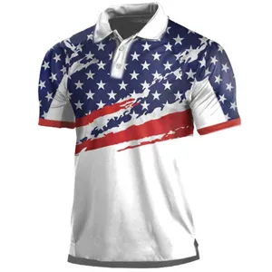 Vista detallada del polo táctico de hombre elegante con estampado de bandera de EE. UU.