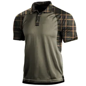 Vista detallada del polo táctico para hombre con mangas y cuello a cuadros contrastantes.