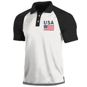 Vista detallada de polo para hombre de manga corta bicolor con estampado de bandera de USA y cuello.