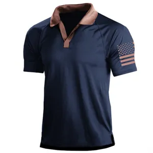 Vista detallada polo tactico hombre con cuello de contraste grafico manga verano aire libre