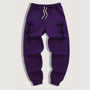 Detailansicht lila Herren Jogginghose mit Gothic Print, elastischem Bund und Bündchen.