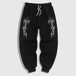 Detailansicht der schwarzen Herren-Jogginghose mit gotischem Print und Kordelzug.