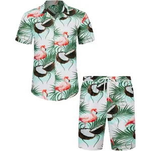 Ensemble chemise et short hawaïens pour homme avec imprimé tropical flamant rose et cocotier.