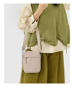 Casual minimalist small square crossbody bag, versatile fashion shoulder phone bag for women.