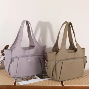 Μεγάλη νάιλον τσάντα shopper με πολλαπλές θήκες για ταξίδια και καθημερινή εργασία.