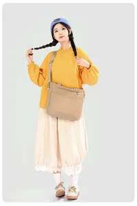 Casual nylon shoulder bag detail view, large capacity commuting handbag for women and students.