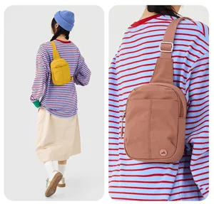 Sac de poitrine en nylon vue détaillée, sac bandoulière décontracté, sangle ajustable.