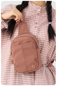 Vue détaillée du sac de poitrine léger en nylon rose, style bandoulière de voyage pour femmes.