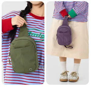 Vue détaillée du sac de poitrine léger en nylon, idéal pour les voyages décontractés en plein air.