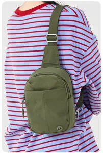 Vue détaillée du sac à bandoulière léger en nylon, montrant la sangle solide et la fermeture éclair.