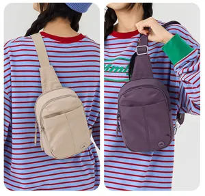 Gros plan détaillé du sac bandoulière léger en nylon avec poches zippées et sangle réglable.
