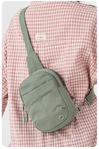 Vue détaillée du sac de poitrine léger en nylon vert, bandoulière de voyage décontractée.
