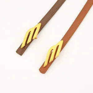 Ceinture fine en cuir pour femme élégante avec boucles métalliques dorées pour un style.