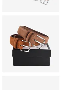 Primo piano dettagliato di eleganti cinture da donna in camoscio marrone con fibbie.