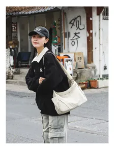 Casual nylon shoulder bag detail view, large capacity messenger bag for daily commuting.