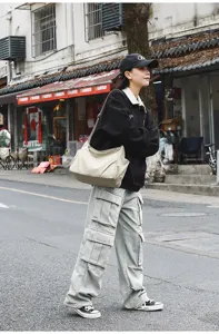 Large capacity nylon shoulder bag for women, lightweight casual crossbody tote for daily use.