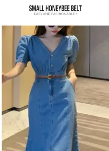 Detailaufnahme eines minimalistischen schmalen Ledergürtels zum Jeanskleid, schick und vielseitig.