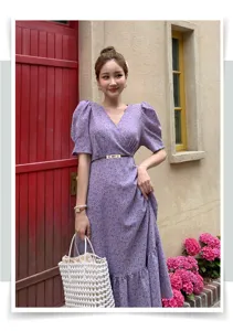 Vue détaillée d'une ceinture fine en cuir de vache noir élégante avec boucle en métal chic.