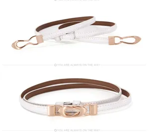 Ceinture fine en cuir blanc pour femme avec boucle en métal or rose, accessorio élégant.