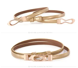 Élégante ceinture fine dorée pour femme avec boucle métallique unique pour robes de mode.