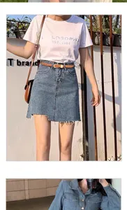 Détail de ceinture en cuir avec tenue de jupe en denim décontractée, design de sangle marron.