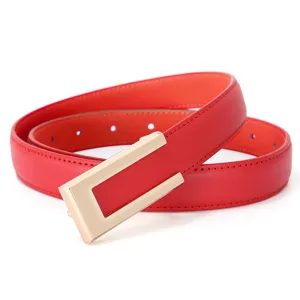 Rode lederen riem detail met een stijlvolle matgouden gesp en premium rode textuur.