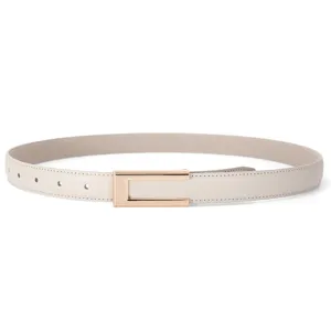 Gedetailleerde close-up van een stijlvolle damesleren riem met een gouden metalen gesp.