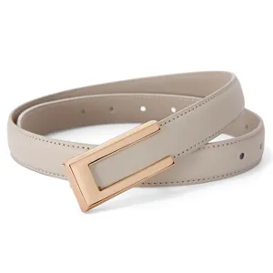 Detailopname van de elegante dames lichtgrijze lederen riem met gouden metalen gesp.