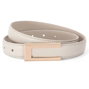 Minimalistische leren damesriem met gouden metalen gesp, elegante accessoire voor jurken.