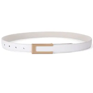Detailopname van witte leren damesriem met een minimalistische gouden metalen gesp.
