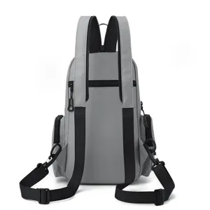 Sac à dos et sac de poitrine gris multifonctionnel pour homme, design extérieur stylé.