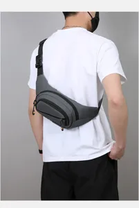 Vue détaillée du sac banane gris élégant pour hommes, idéal pour le plein air et le quotidien.