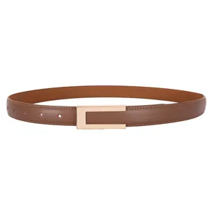 Elegante bruine lederen riem voor dames met chique gouden geometrische gespaccessoire.